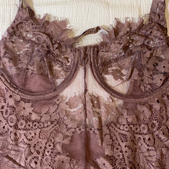 Lace bodysuit - Picture 2 of 3